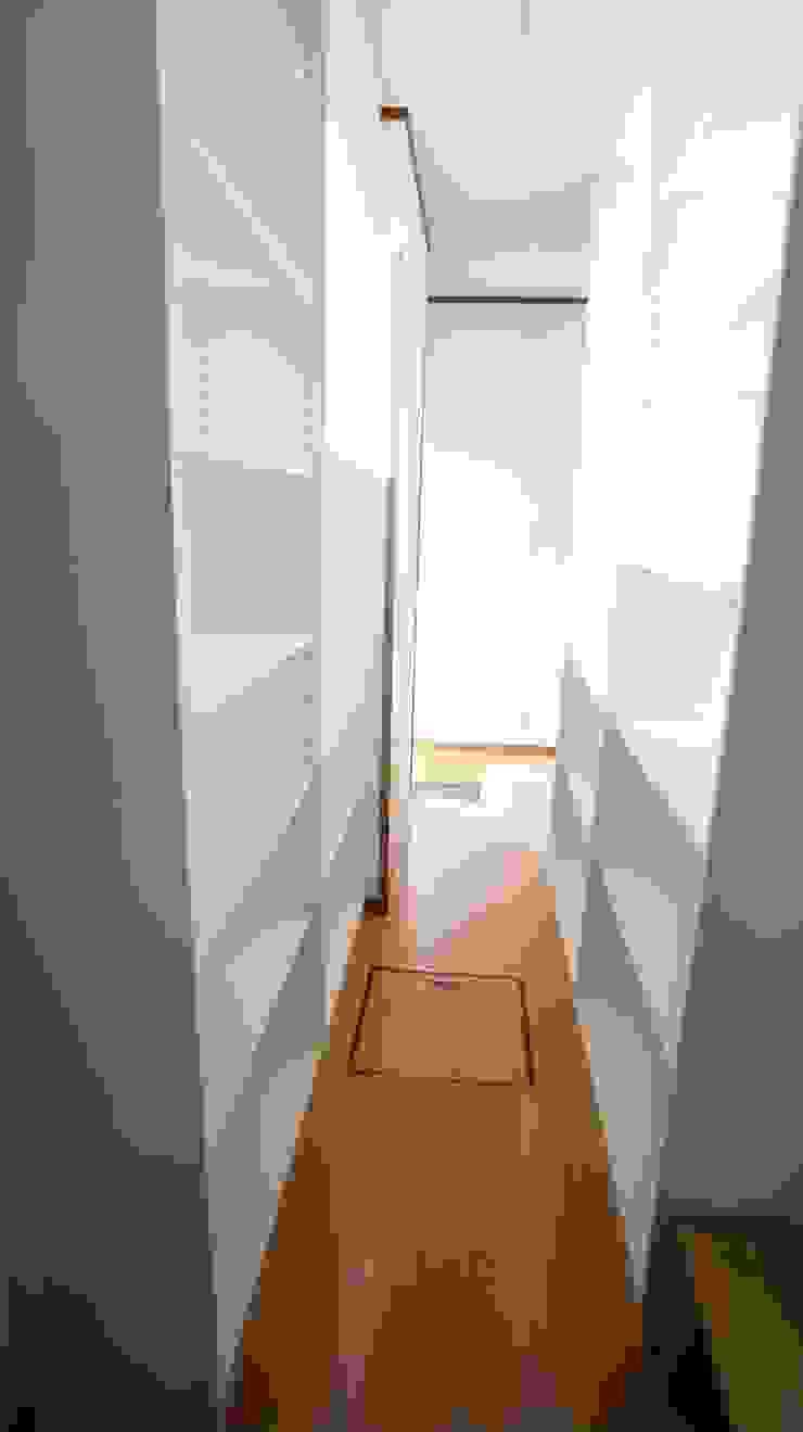 S邸 マルモコハウス Moderne Ankleidezimmer