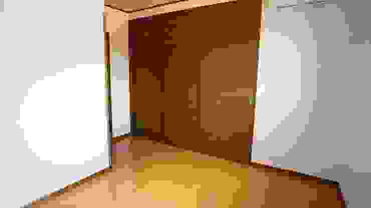 S邸 マルモコハウス Moderne Ankleidezimmer