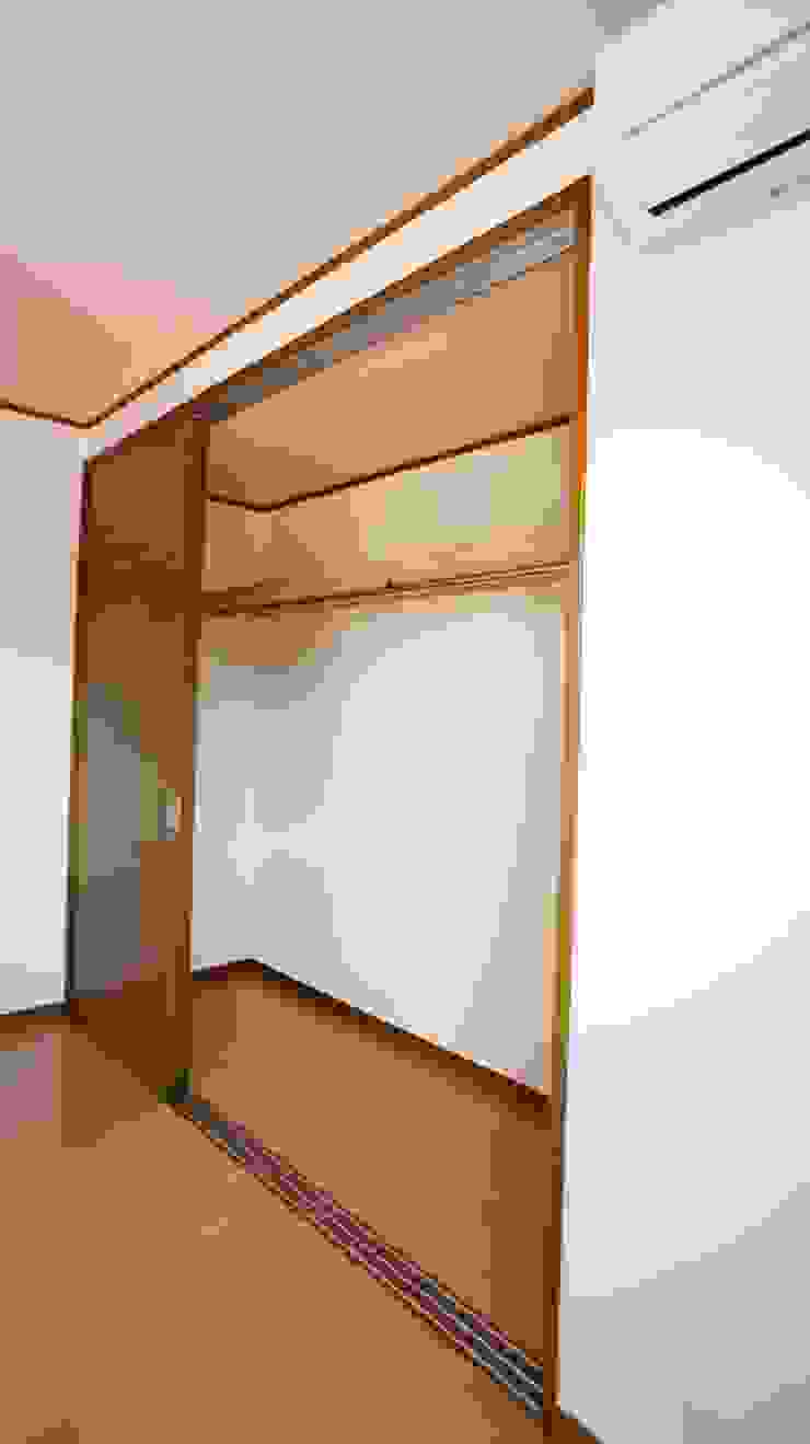 S邸 マルモコハウス Moderne Ankleidezimmer