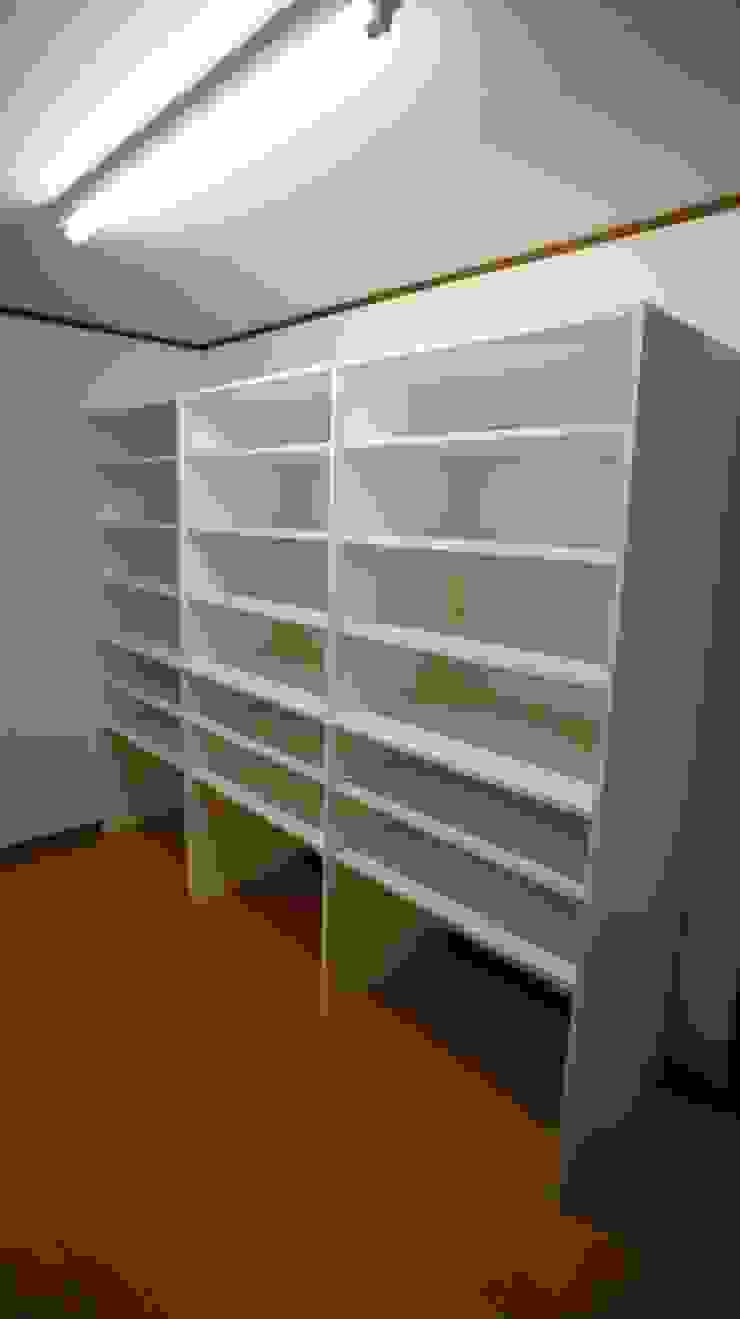 S邸 マルモコハウス Moderne Ankleidezimmer