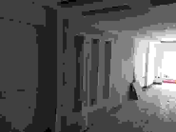 Quattro designs Salones de estilo moderno