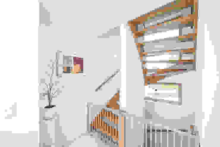 wir leben haus - Bauunternehmen in Bayern Modern Corridor, Hallway and Staircase Wood