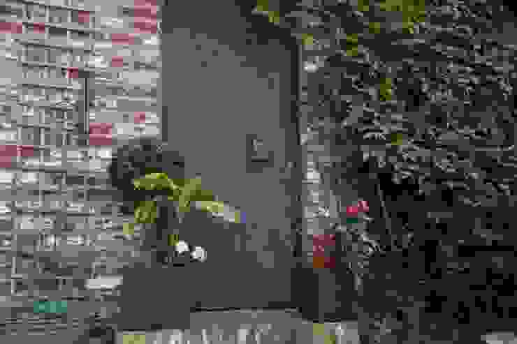 Pflanzkübel vor Eisentür Pflanzwerk Moderner Garten Schwarz Anlage,Blume,Blumentopf,Holz,Zimmerpflanze,Gras,Ziegel,Mauerwerk,Bodendecker,Strauch