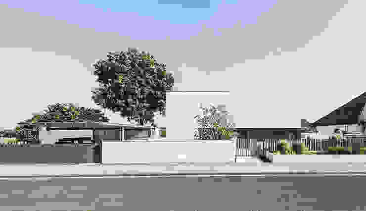 Einfamilienhaus, monogruen monogruen Klassische Häuser Wolke,Himmel,Pflanze,Gebäude,Rechteck,Schatten,Grundstück,Baum,Urban design,Asphalt