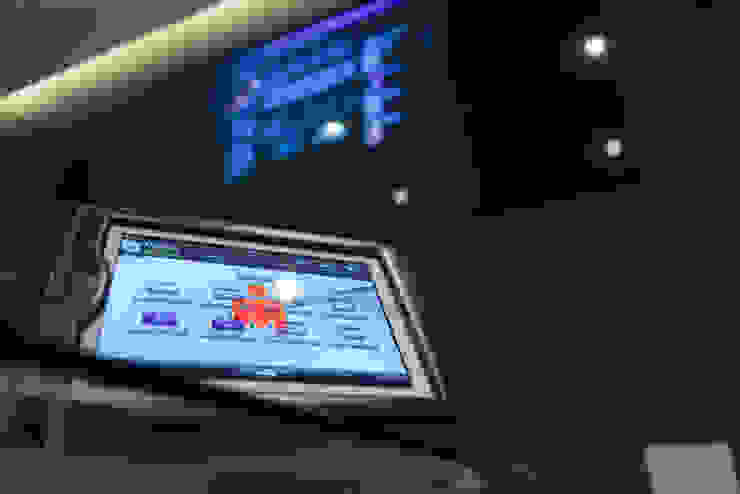 RESIDENCIAL: Salas multimedia de estilo por LUMBRA, Moderno