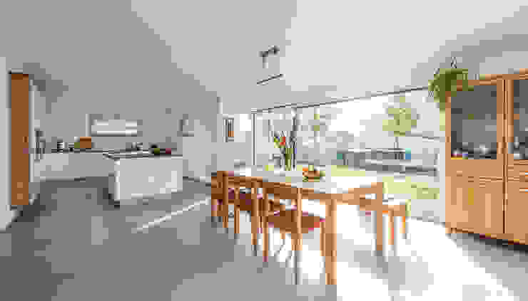 Essbereich mit bodentiefen Panoramafenster KitzlingerHaus GmbH & Co. KG Moderne Esszimmer KitzlingerHaus,Ökohaus,Fertighaus,Architektenhaus,Esstisch,Esszimmer,Panoramafenster