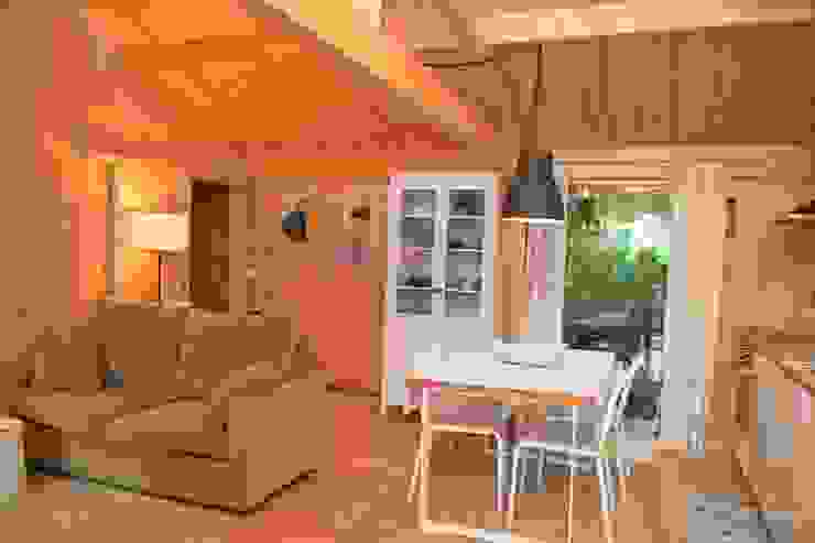 RUSTICASA Salones rústicos de estilo rústico Madera Acabado en madera