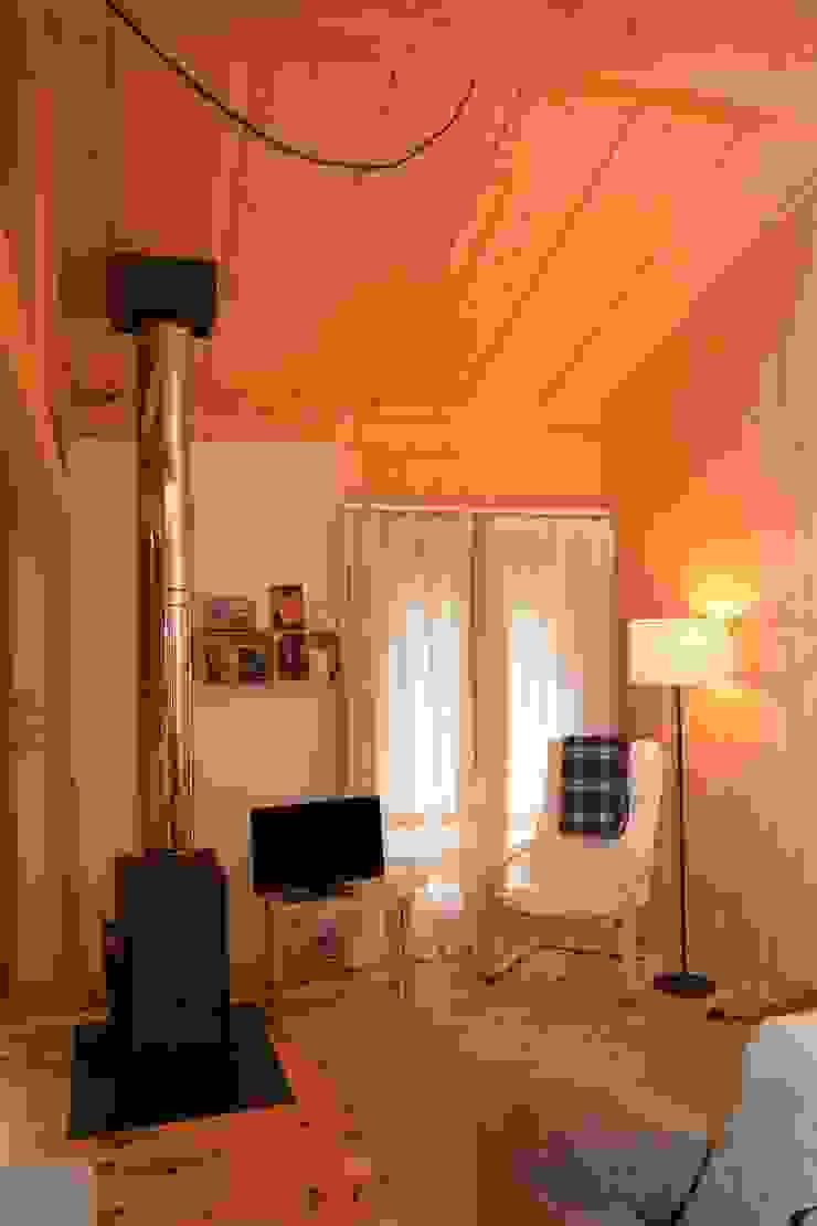 RUSTICASA Salones rústicos de estilo rústico Madera Acabado en madera