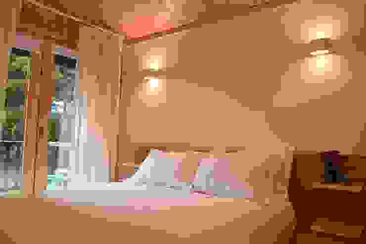 RUSTICASA Dormitorios de estilo rústico Madera Acabado en madera