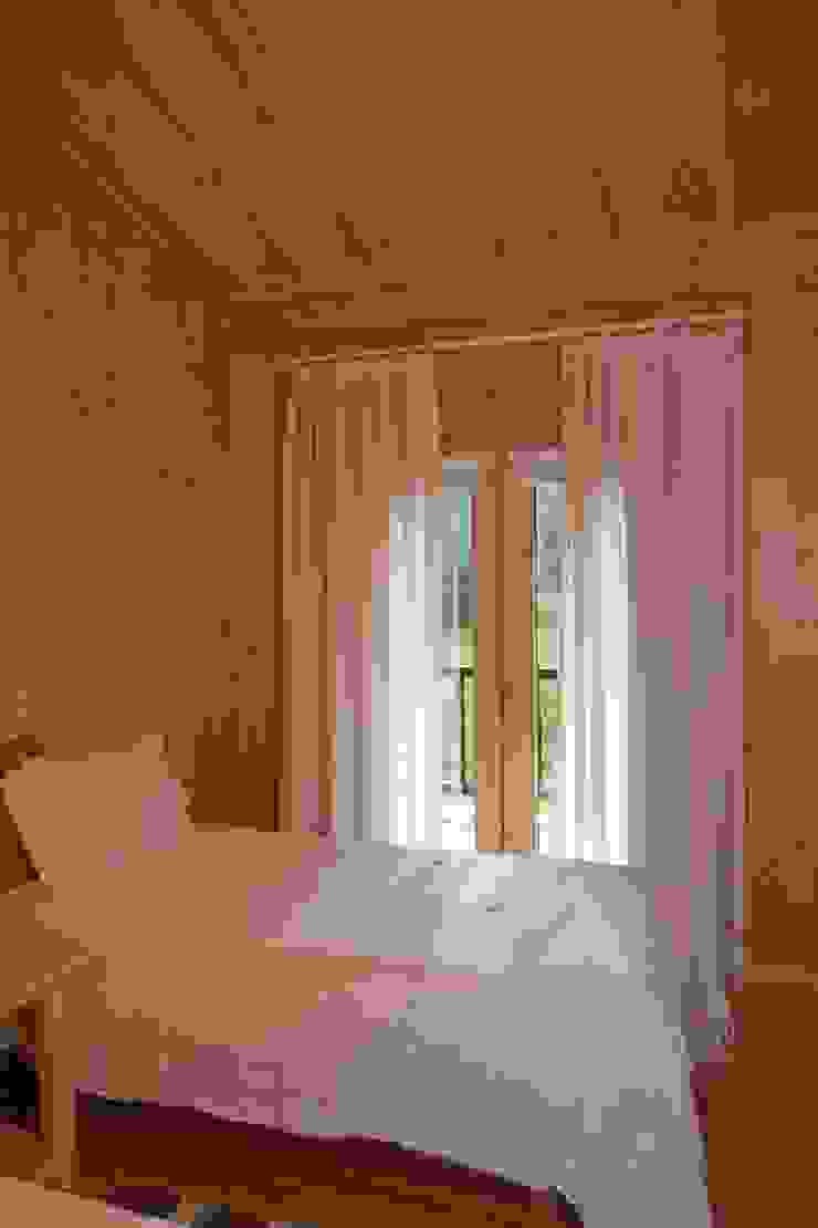 RUSTICASA Dormitorios de estilo rústico Madera Acabado en madera