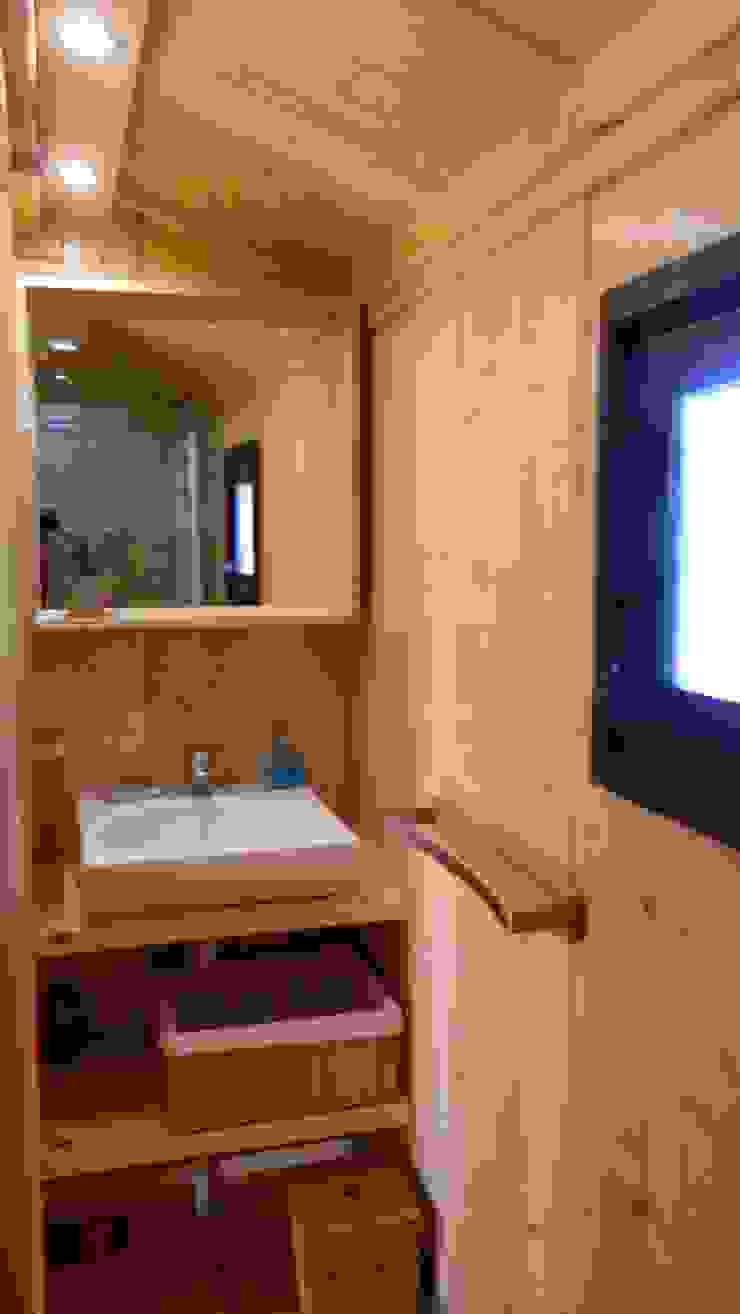 RUSTICASA Baños de estilo rústico Madera Acabado en madera