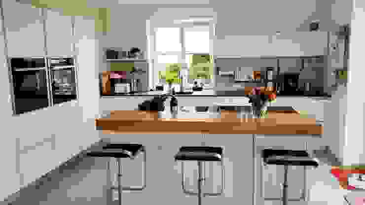 Mattweiße offene Küche Haeku Innenausbau GmbH, Küchenstudio & Tischlerei Moderne Küchen Barbord,Kücheninsel,Buche,weiße Küche,Moderne Küche,Schränke und Regale