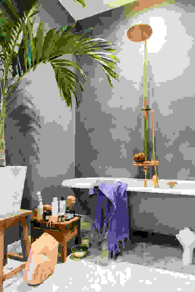 De badkamer is geschilderd met Fresco kalkverf in de kleur Oxford Blue Pure & Original Moderne badkamers