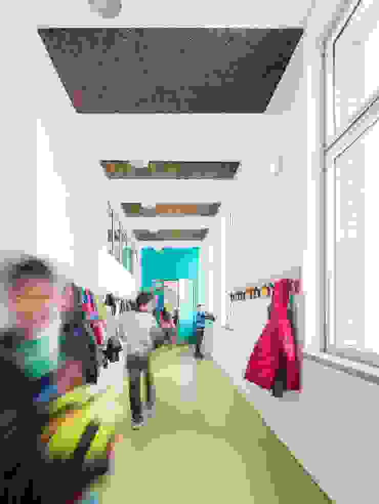 Corredor interior Escolas modernas por NOZ Arquitectura Moderno