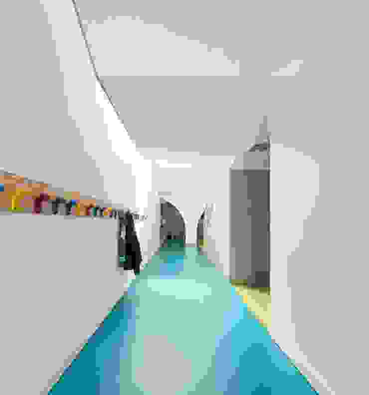 Corredor interior Escolas modernas por NOZ Arquitectura Moderno