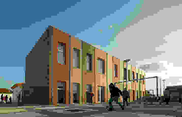 Alçado Norte Escolas modernas por NOZ Arquitectura Moderno