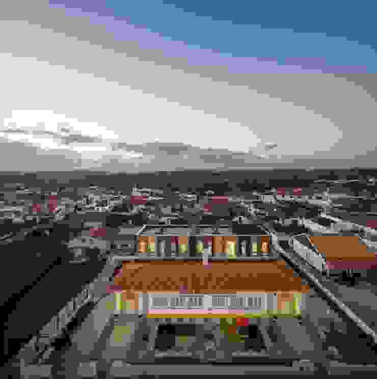 Vista aérea Escolas modernas por NOZ Arquitectura Moderno