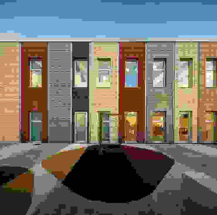 Alçado principal Escolas modernas por NOZ Arquitectura Moderno