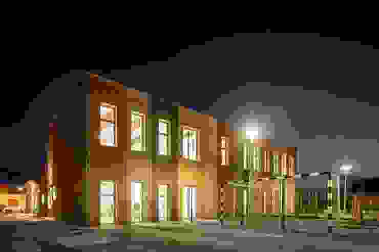 Alçado Norte á noite Escolas modernas por NOZ Arquitectura Moderno