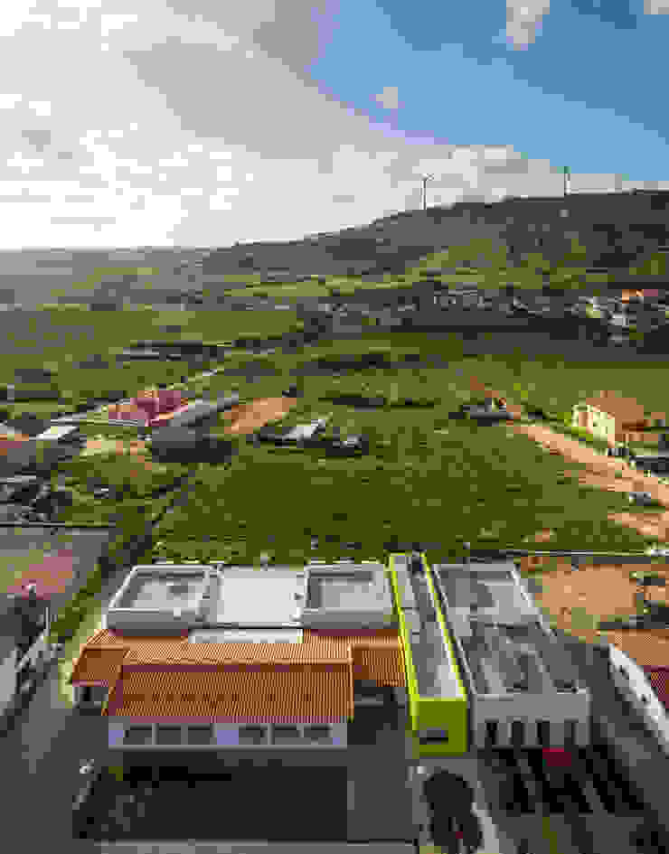 Escola em Alguber Escolas modernas por NOZ Arquitectura Moderno