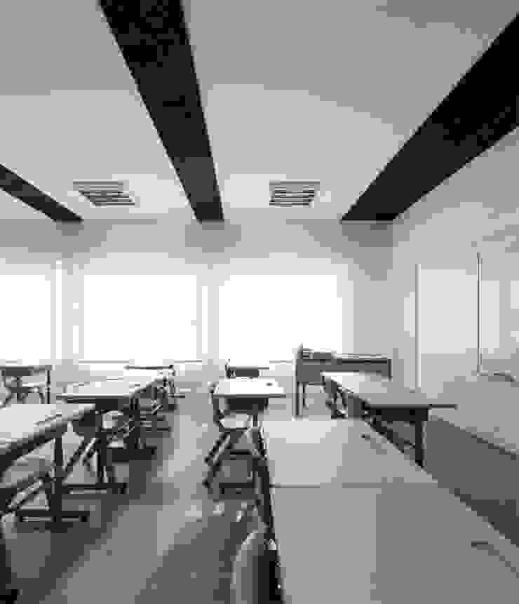 Escola em Alguber Escolas modernas por NOZ Arquitectura Moderno