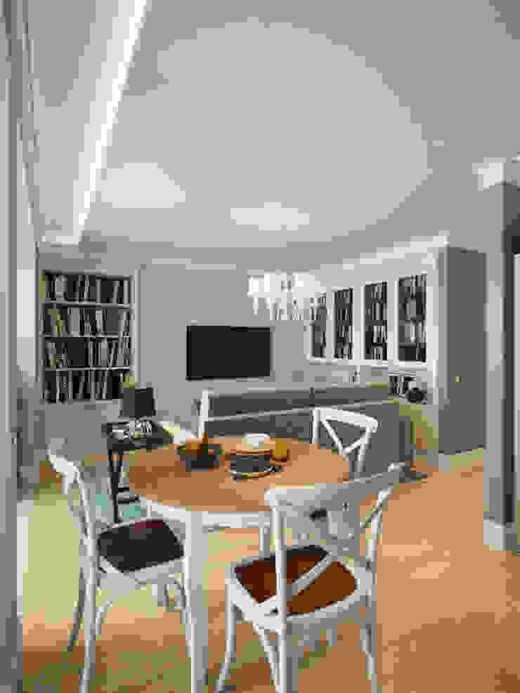 Small traditional apartment EVGENY BELYAEV DESIGN Classic style living room