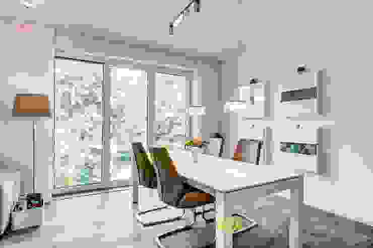 Esszimmer Dachgeschoßausbau Lichtja Licht und mehr GmbH Moderne Esszimmer Weiß Pendelleuchte,Esszimmer,Esstischbeleuchtung,Lichtplanung,Dachgeschoßausbau