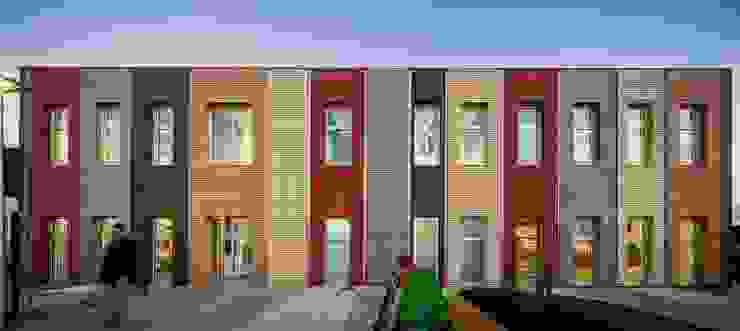 Facade and playground Escolas modernas por NOZ Arquitectura Moderno Tijolo