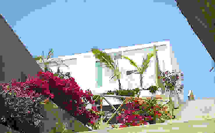 Casa de Playa PL / The PL Beach House (2010), Lores STUDIO. arquitectos Lores STUDIO. arquitectos Single family home Concrete White