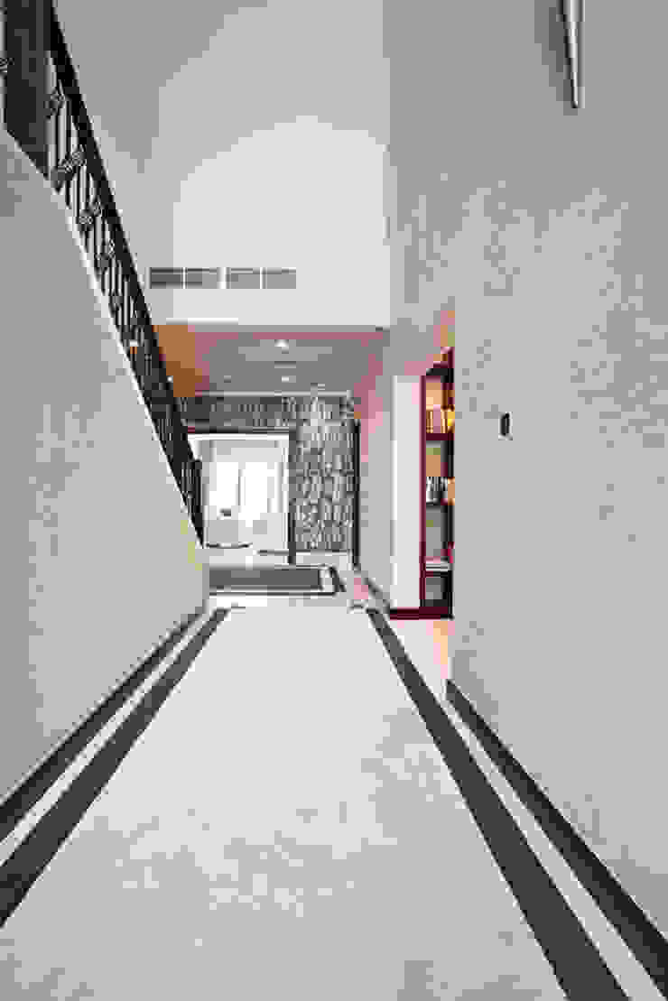 Palm Jumeirah 1 Chameleon Interior Eclectic style corridor, hallway & stairs