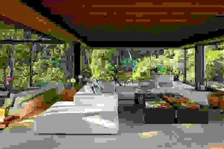 Resid&ecirc;ncia Laranjeiras VIII - 2009, Arquitetura Gui Mattos Arquitetura Gui Mattos Salas de estar tropicais Plantar,Propriedade,Madeira,Sombra,Design de interiores,Sala de estar,Mob&iacute;lia ao ar livre,Lazer,Imobili&aacute;ria,Madeira dura
