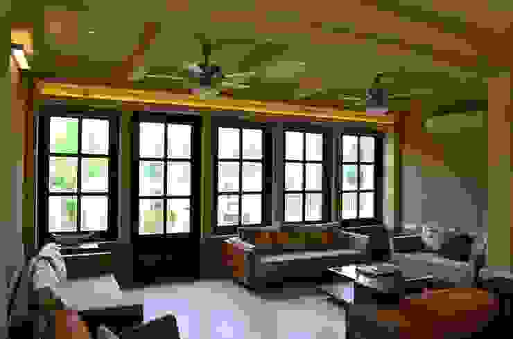 Eklektyczny salon od Chaukor Studio Eklektyczny
