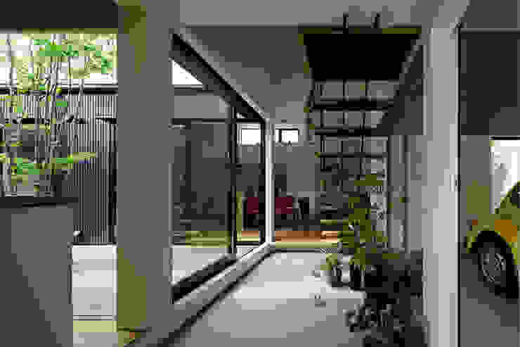 ビルトインガレージと中庭のあるスタイリッシュな家 Homify