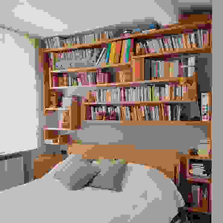 Vista della libreria smellof.DESIGN Camera da letto minimalista Arredamento,Proprietà,Libreria,Lo scaffale,Comfort,Pubblicazione,Legna,Scaffalature,Prenotare,Architettura