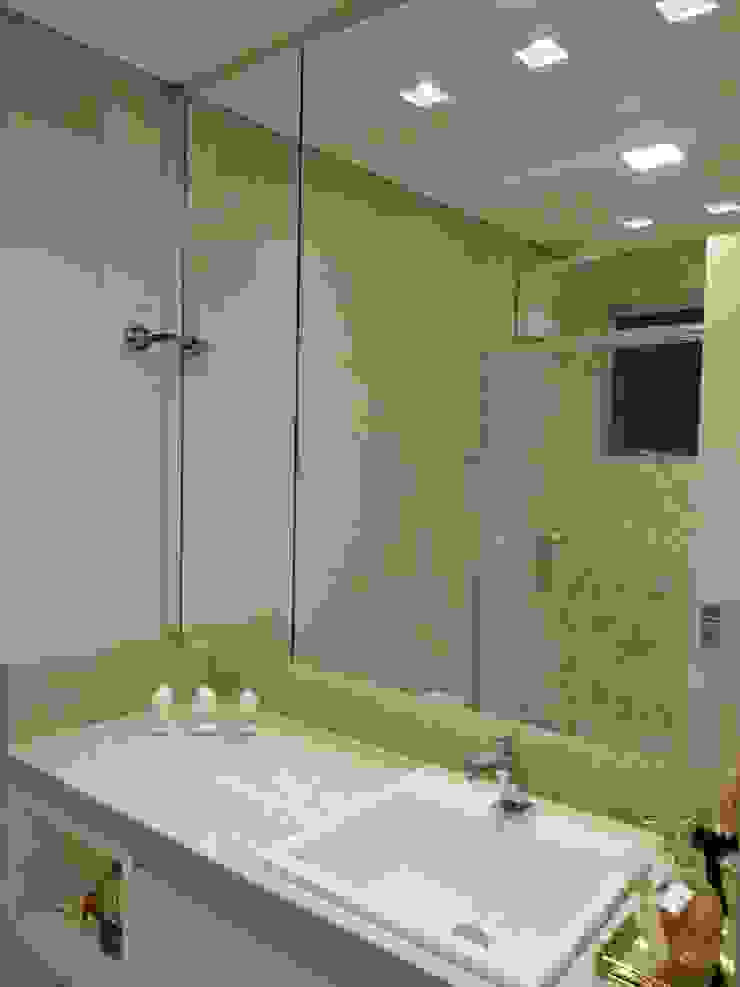 Banheiro Social - APT JR Arching - Arquitetos Associados Banheiros ecléticos Branco banheiro,iluminação de banheiro,espelho de banheiro