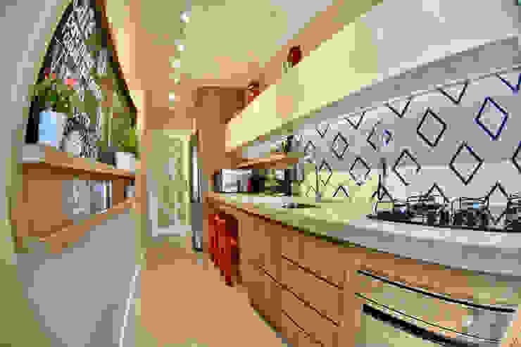 Cozinha - APT JR Arching - Arquitetos Associados Armários e bancadas de cozinha MDF Multi colorido cozinha,bancada de cozinha,revestimento colorido,vermelho,Iluminação de cozinha