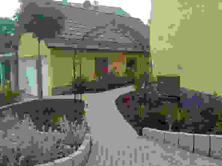 Garten-Landschaftsbau Hierreth-Felser GmbH Giardino in stile mediterraneo