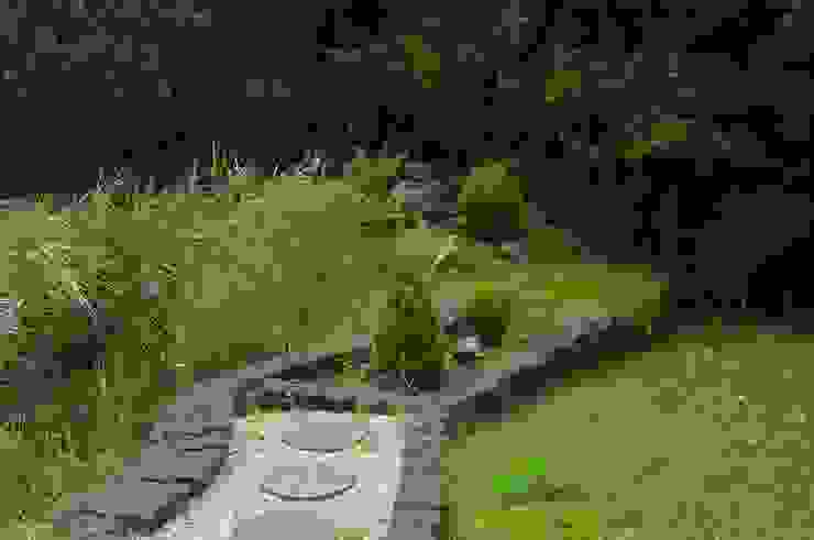 Moosgarten mit Teich und Wasserfall in Gießen homify