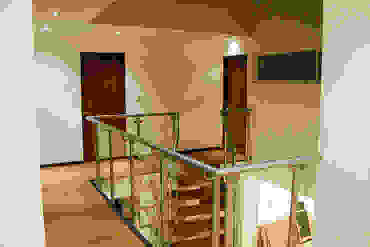 Estilo Homes Minimalist corridor, hallway & stairs