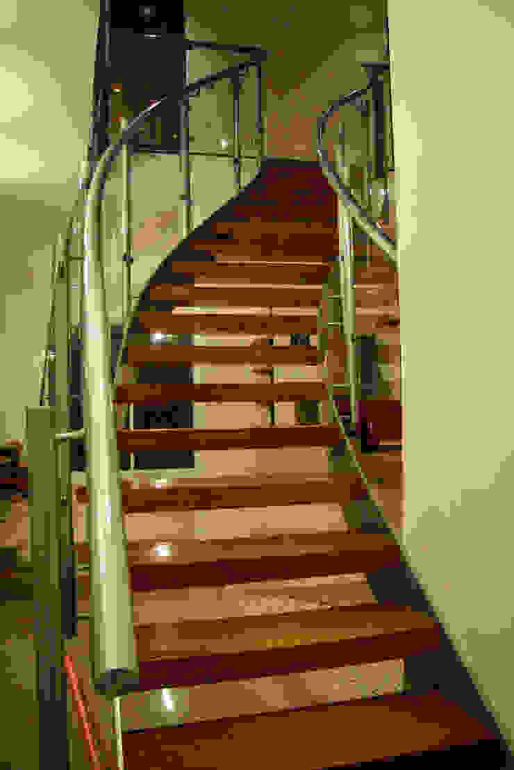 Estilo Homes Minimalist corridor, hallway & stairs