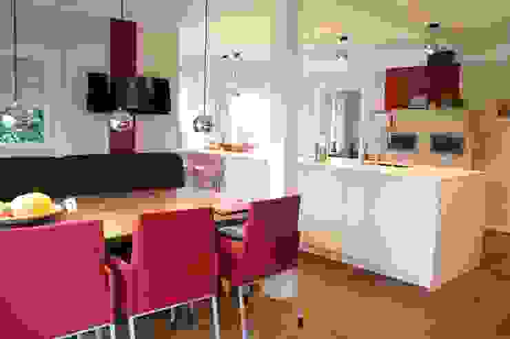 Hochglanz weiße, grifflose Wohnküche mit vielen technischen Raffinessen