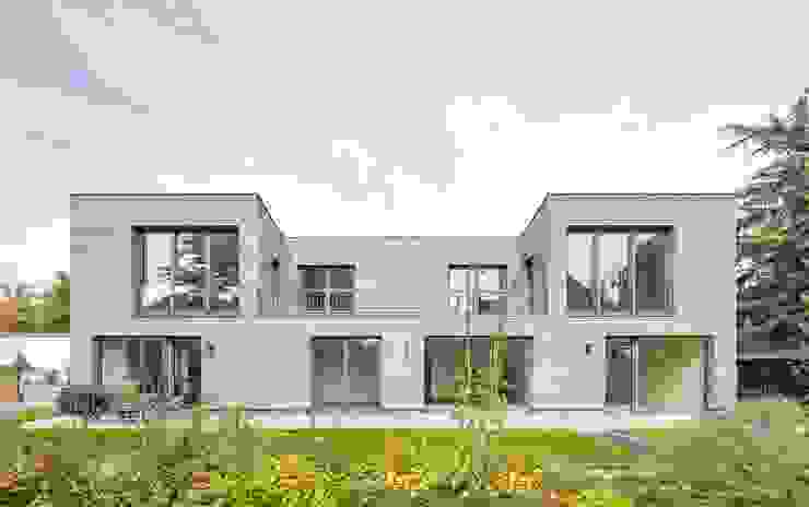 Kerzenmanufaktur Gartenseite frontal ZHAC / Zweering Helmus Architektur+Consulting Moderne Häuser Holz Grau
