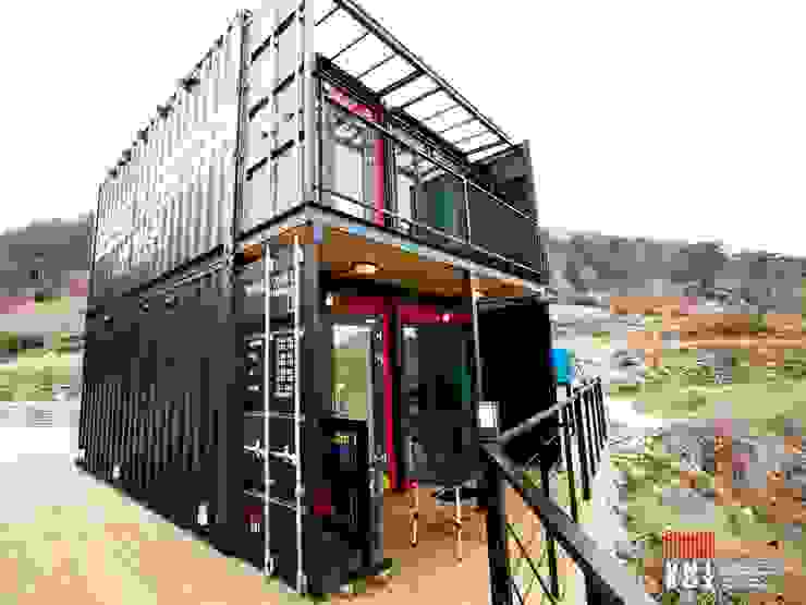 兩層樓貨櫃屋: 有大庭院的大面積現代時尚居所 | homify