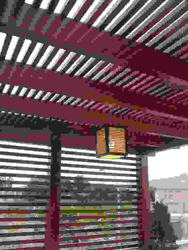 Casa D Santiago de Surco Arquitotal SAC Modern style balcony, porch & terrace