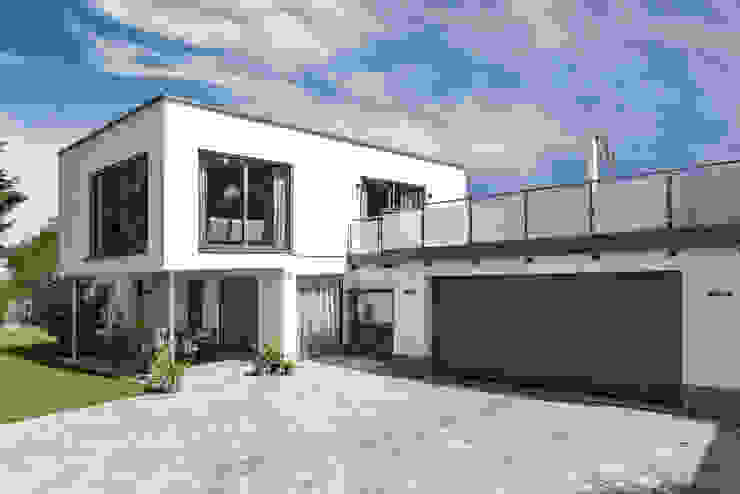 Moderne Flachdachvilla im Bauhausstil mit architektonischen Highlights wir leben haus - Bauunternehmen in Bayern Einfamilienhaus villa,bauhaus,einfamilienhaus,hausamhang