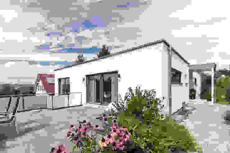 Moderne Flachdachvilla im Bauhausstil mit architektonischen Highlights wir leben haus - Bauunternehmen in Bayern Einfamilienhaus Dachterrasse