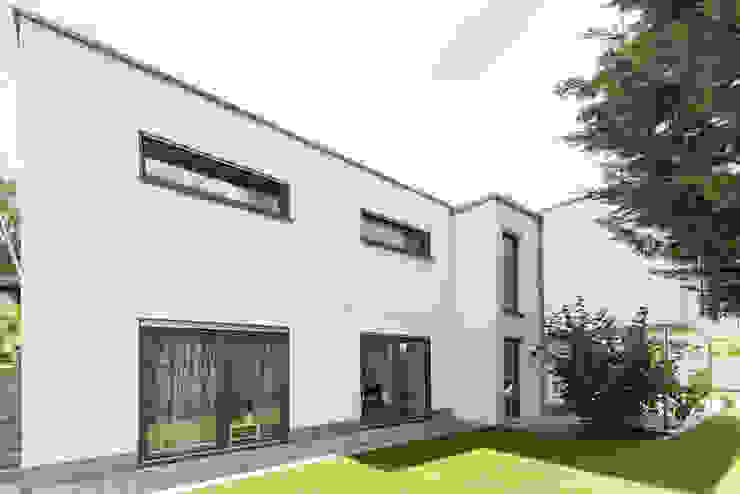 Moderne Flachdachvilla im Bauhausstil mit architektonischen Highlights wir leben haus - Bauunternehmen in Bayern Einfamilienhaus bauenamhang,bauhausstil