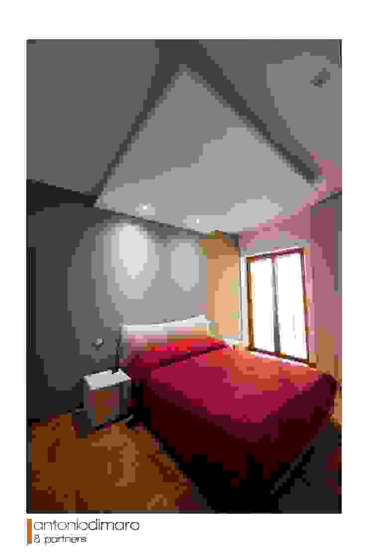 Camera Da Letto antoniodimaro + Partners Camera da letto moderna Camera Da Letto,Letto,comodino,Controsoffitto,pavimento in legno