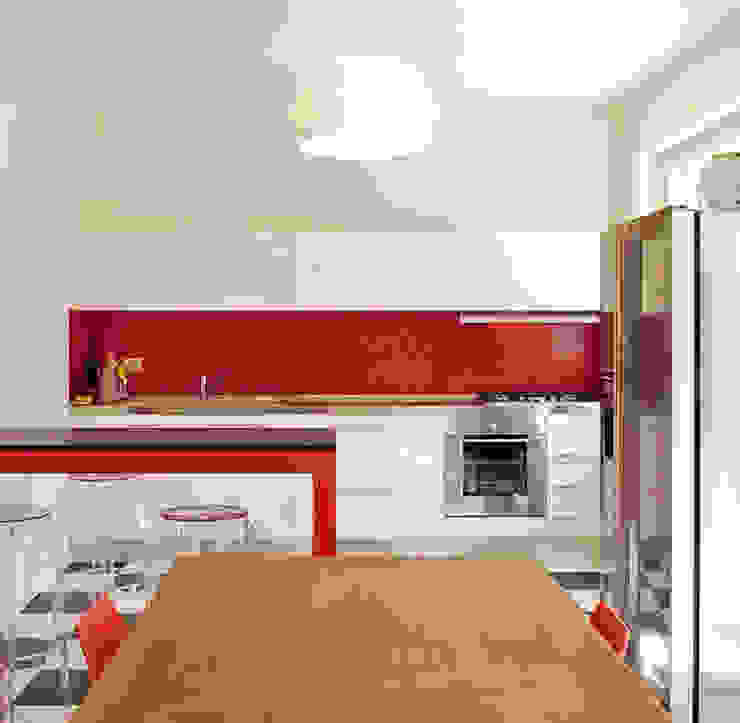 living Studio Greci Cucina moderna Piastrelle Rosso living,kitchen,red,rosso,interior,design,cucina,wood,legno,plexiglass,lampada,tavolo in legno
