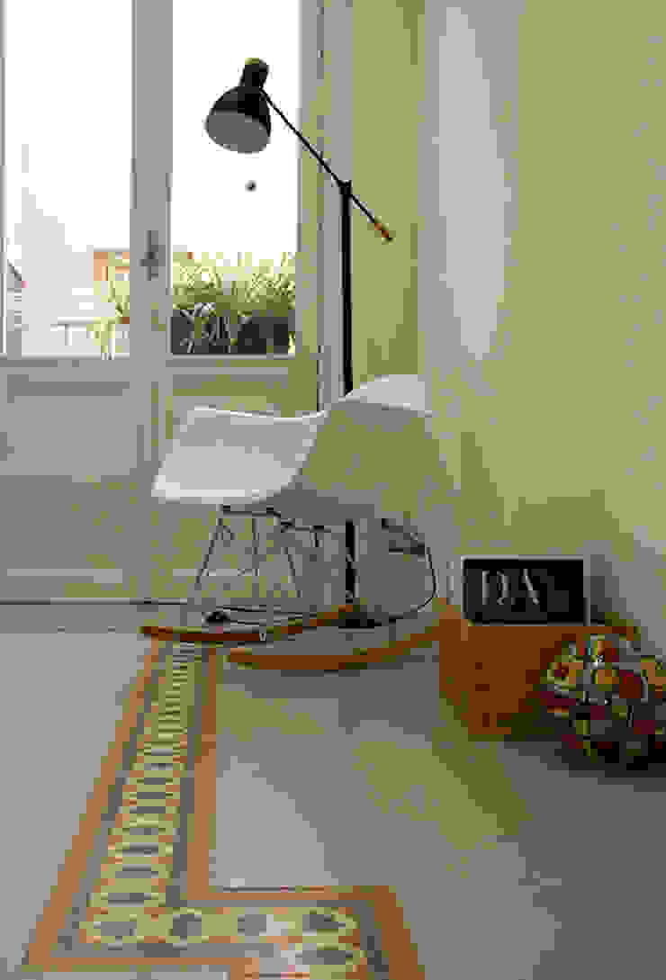 Particolare dello scorcio della camera da letto Ad'A Camera da letto in stile scandinavo Cemento Bianco sedia di eames,Accessori & Decorazioni